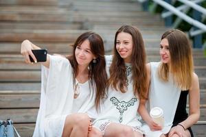 Retrato selfie de estilo de vida de chicas jóvenes positivas divirtiéndose y haciendo selfie. concepto de amistad y diversión con nuevas tendencias y tecnología. mejores amigos guardando el momento con un smartphone moderno foto