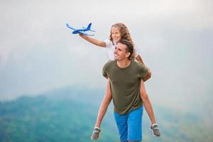 hermosa familia feliz en las montañas en el fondo de la niebla foto