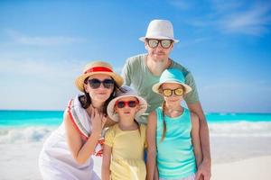 retrato de una hermosa familia en las vacaciones en la playa foto