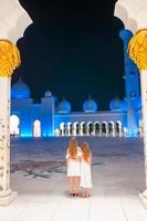 niño en la mezquita sheikh zayed en abu dhabi, emiratos árabes unidos foto