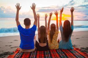 familia joven de vacaciones por la noche foto