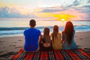 familia joven de vacaciones por la noche foto