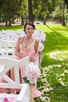 hermosa joven con un vestido largo en la ceremonia al aire libre foto