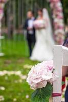 bancos de boda y flor para ceremonia al aire libre foto
