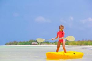 Adorable niña kayak durante las vacaciones de verano foto
