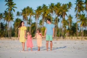 familia joven de vacaciones foto