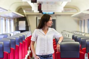 joven feliz viajando en tren foto