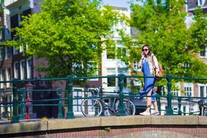 joven caucásica disfrutar de vacaciones europeas en amsterdam, holanda foto