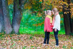 dos adorables niñas disfrutando del día soleado de otoño foto