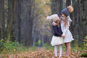 niñas adorables al aire libre en el cálido y soleado día de otoño foto