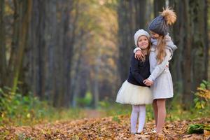 niñas adorables al aire libre en el cálido y soleado día de otoño foto