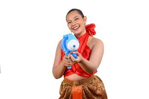 retrato hermosa mujer en el festival de songkran con pistola de agua foto