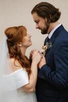 pareja joven, novia y novio, en, un, vestido blanco foto