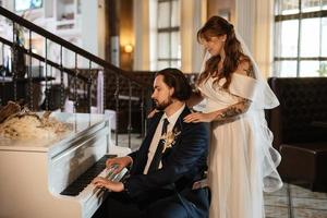 pareja joven, novia y novio, en, un, vestido blanco foto