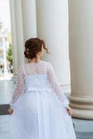retrato de una joven novia con un vestido ligero en un entorno urbano foto
