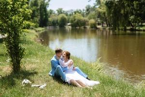 novia con un vestido de novia ligero al novio con un traje azul foto