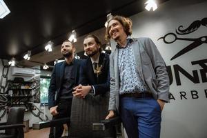 retrato de un novio masculino con traje azul en la barbería de la mañana foto