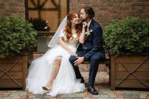 pareja joven, novia y novio, en, un, vestido blanco foto