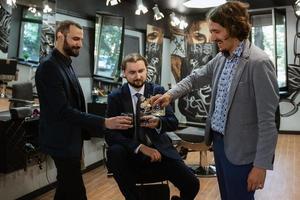 retrato de un novio masculino con traje azul en la barbería de la mañana foto