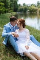 novia con un vestido de novia ligero al novio con un traje azul foto