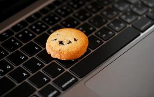 cookies de internet concepto de cookies del navegador de internet, mini cookies en el teclado de la computadora portátil foto