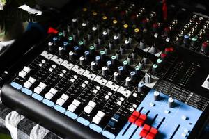 consola de panel de control de sonido de mezcla de audio profesional - técnico de sonido y equipo de luces foto