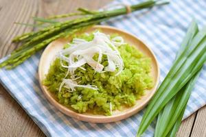 postre tailandés - arroz inmaduro machacado copos de arroz cereal con coco y azúcar, arroz verde dulce con orejas de hoja de pandan de arroz, postre de comida o bocadillos - nombre khao mao en tailandia foto