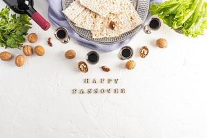hermoso telón de fondo de la pascua judía con productos tradicionales y una palabra hecha de letras de madera - feliz pascua.