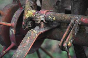 viejas piezas de repuesto de metal oxidado para el trabajo en la agricultura foto