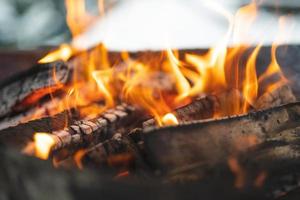 hermosa hoguera de fuego colorido arde en la parrilla para cocinar comida foto