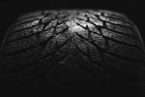 genial foto de la banda de rodadura de un neumático de una rueda de coche sobre un fondo negro