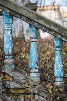 una balaustrada en la baranda de una vieja escalera agrietada foto