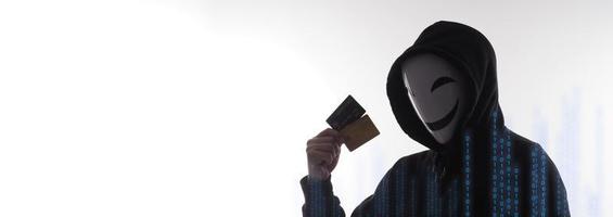 datos personales de tarjetas de crédito robados por un hombre anónimo con camisa de capucha negra. foto