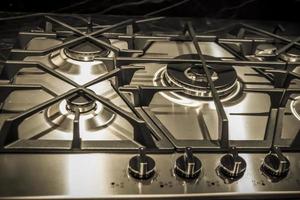 un primer plano de los detalles en la parte superior de una cocina en blanco y negro foto