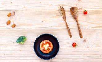 fondo de comida y concepto de ensalada con ingredientes crudos planos sobre fondo blanco de madera. foto