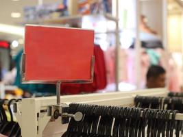 tablero rojo en blanco que se puede usar para una maqueta de descuento en una venta de zapatos y sandalias de mujer foto