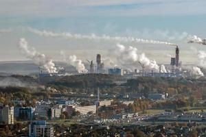 vista aérea panorámica del humo de las pipas como fondo de un enorme complejo residencial con edificios de gran altura y sector privado. concepto de contaminación del aire y el agua foto