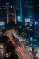 paisaje urbano nocturno y semáforo de la autopista con efecto de obturador de baja velocidad y ruido.jakarta, indonesia .9 de enero de 2023 foto