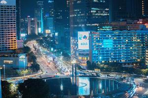 paisaje urbano nocturno y semáforo de la autopista con efecto de obturador de baja velocidad y ruido.jakarta, indonesia .9 de enero de 2023 foto