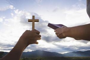 manos de una joven religiosa y un niño rezando a dios por la mañana, espiritualidad y religión, conceptos religiosos foto