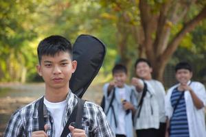 retrato de jóvenes adolescentes asiáticos que pasan tiempo libre juntos en el camino caminando a casa después de la lección de música en la escuela, concepto de pareja asiática adulta joven. foto