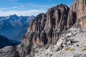 vista de los picos de las montañas dolomitas. Brenta, Italia foto