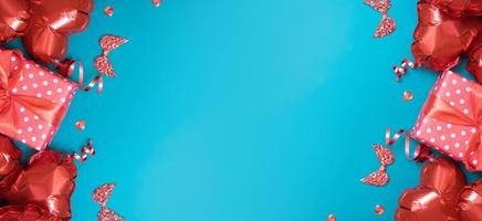 caja de regalo y globos con forma de corazón rojo sobre fondo turquesa. tarjeta de felicitación del día de san valentín. banner con espacio de copia foto