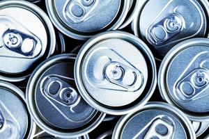 cerrar tapas de latas de aluminio utilizadas para contener bebidas