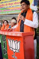 nueva delhi, india - 27 de noviembre de 2022 - ministro del gabinete piyush goyal y miembro central del partido bharatiya janata bjp durante una manifestación en apoyo del candidato bjp antes de las elecciones del organismo local mcd 2022 foto