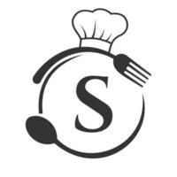 logotipo del restaurante en concepto de letra s con sombrero de chef, cuchara y tenedor para el logotipo del restaurante vector