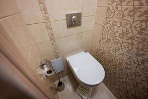 inodoro blanco colgado en una pared en el baño. foto