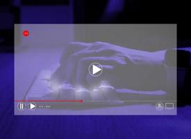 mano femenina toca el teclado, transmite en vivo en internet foto