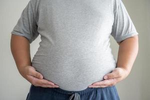 concepto de cuerpo de hombre malsano de necesidad de obesidad y sobrepeso que causa problemas de salud foto