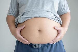 concepto de cuerpo de hombre malsano de necesidad de obesidad y sobrepeso que causa problemas de salud foto